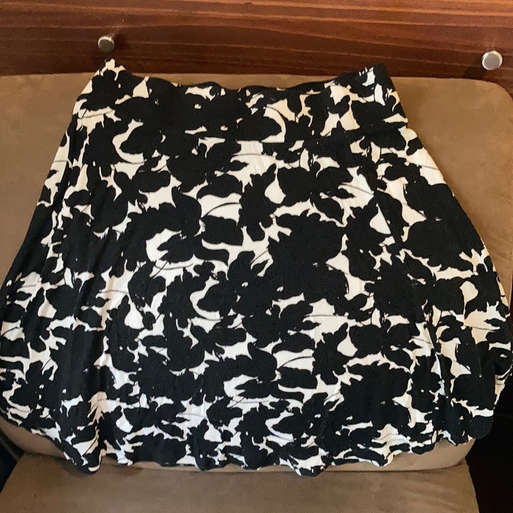 Skirt black print.